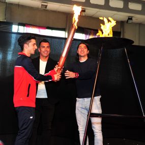 Futbolistas de Colo-Colo Esteban Paredes y Jaime Valdés, seleccionado nacional de esgrima Juvenal Alarcón, encendieron la llama olímpica de este torneo